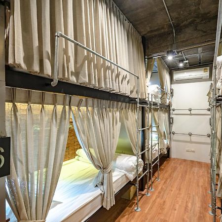 Siam Plug In Hostel Bangkok Buitenkant foto