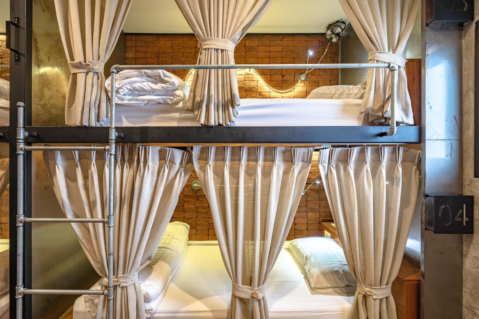 Siam Plug In Hostel Bangkok Buitenkant foto