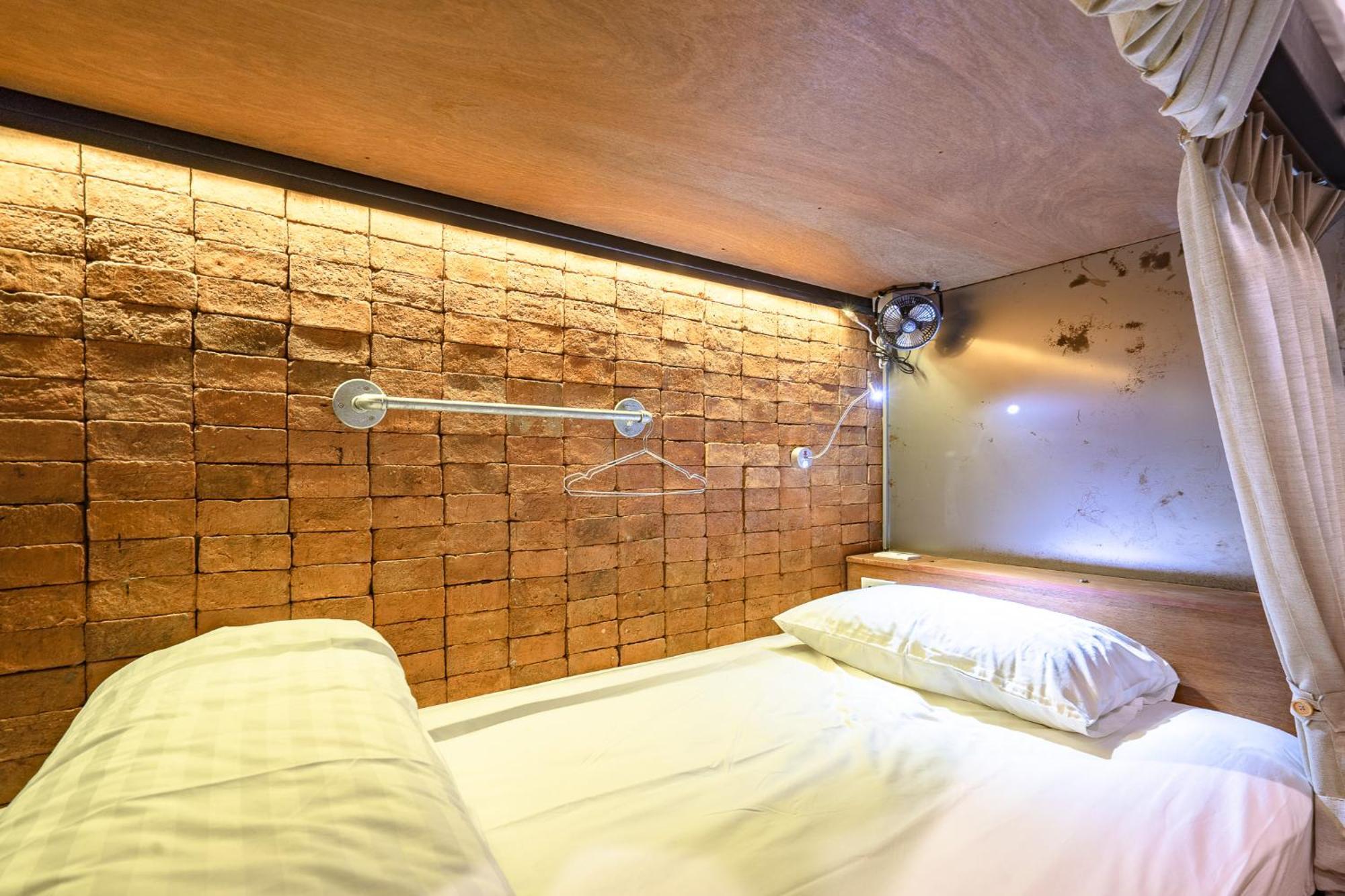 Siam Plug In Hostel Bangkok Buitenkant foto